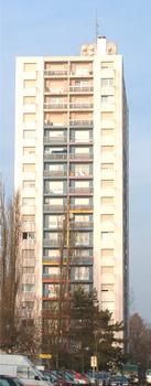 Mulhouse: Dans le quartier des Coteaux la Tour Dumas B (18 niveaux habitables ). Hauteur 56 m. Construction en 1970