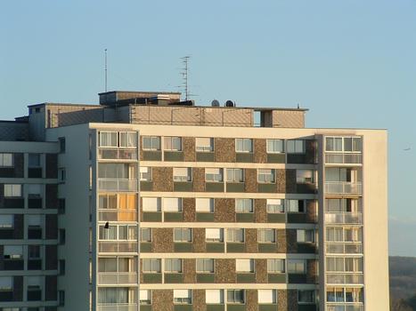 Mulhouse: Immeuble d'habitation «Plein Ciel B». 25 niveaux - 142 logements de 4 et 5 pièces. Architectes Loods et Spoerry (1972). Deuxième immeuble de Mulhouse par sa hauteur 72,5 m. (Hauteur à la pointe de l'antenne 78 m)