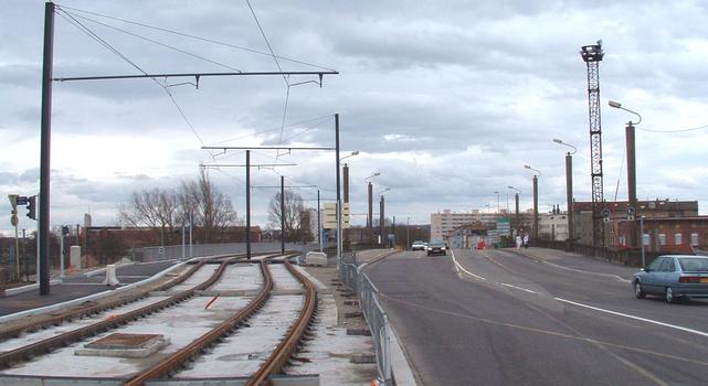 Tram-Train à Mulhouse: Mulhouse: Pont-rail du Tram-Train (ligne Nord-Sud) au-dessus des voies ferrées de la Gare du Nord. (A droite, le Pont routier de Bourtzwiller)