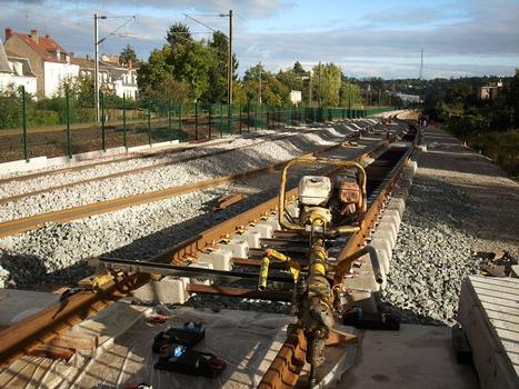 Mulhouse : Construction de la ligne Mulhouse-Thann du Tram-train entre les quartiers Zu-Rhein et Daguerre. Vue en direction du centre-ville de Mulhouse