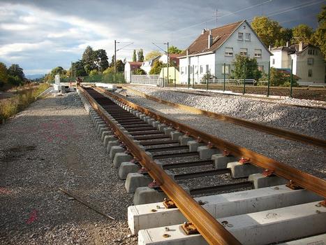 Mulhouse : Ligne du tram-train Mulhouse-Thann entre les quartiers Zu-Rhein et Daguerre. (Vue en direction de Thann)