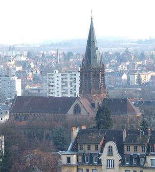 Mulhouse: Eglise catholique Ste Geneviève vue depuis la Tour de la Sécurité Sociale
