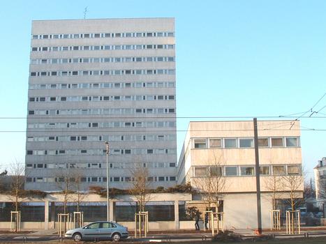 Mulhouse: La Tour de la Sécurité Sociale. (affectation bureaux - Hauteur 49,5 m - année d'achèvement 1972 - architectes: Beraud / Perrin / Morin)