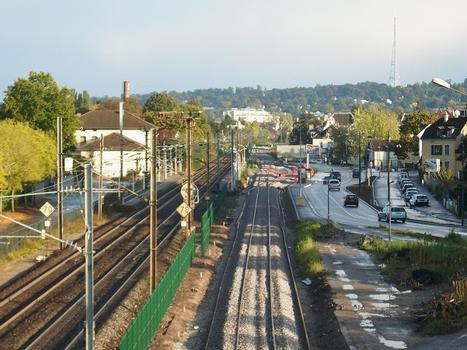 Ligne Mulhouse-Thann du Tram-Train. Traversée du quartier de Dornach, secteur gare, à Mulhouse.Vue vers le sud-est. A droite voie(s) du tram-train. A gauche voies SNCF