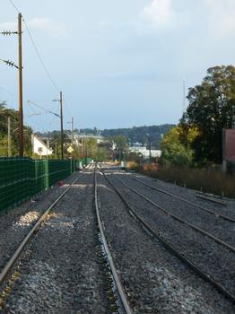 Ligne Mulhouse-Thann du Tram-train. Traversée du quartier de Dornach. Vue en direction du sud-est