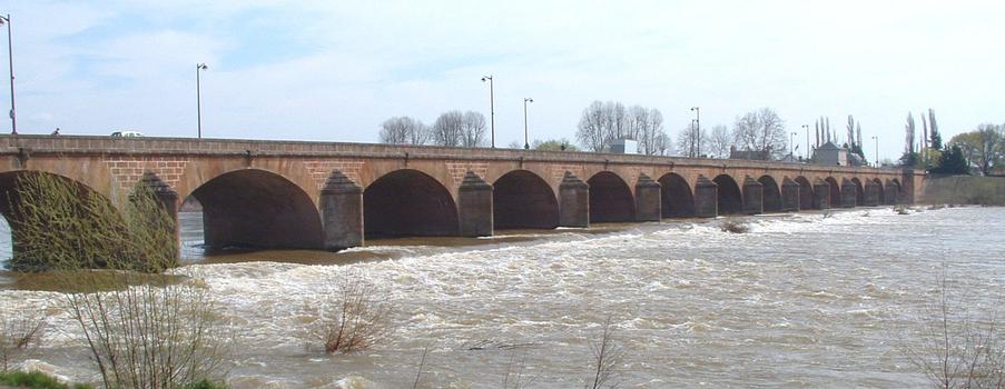 Nevers: Le Pont Neuf