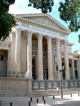 Facade principale du Palais de Justice de Nîmes