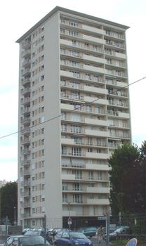 Orléans: Tour Saint Yves (Immeuble d'habitation de 20 niveaux dont 1 RdC,18 étages d'habitation et 1 niveau technique. Hauteur du bâtiment 55m.)