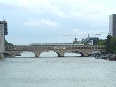 Paris XIIè et XIIIè: Pont de Bercy (route et métro ligne 6)