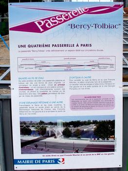 Paris: Sur la Seine la passerelle Bercy-Tolbiac en construction