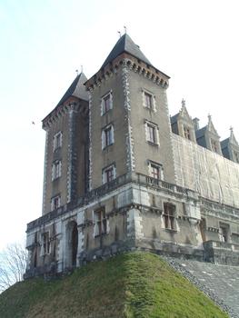 Château de Pau: A gauche, la Tour Louis-Philippe. A droite, la Tour Mazères