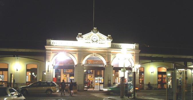 Pau (64 - Pyrénées-Atlantiques): la façade principale de la gare vue la nuit
