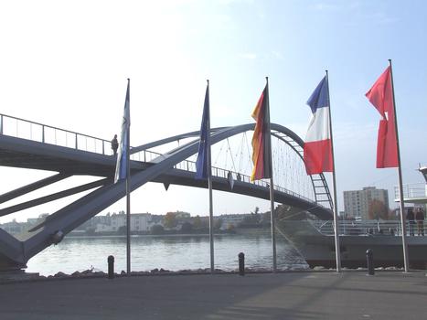 Fußgängerbrücke über den Rhein zwischen Weil am Rhein und Huningue in Frankreich