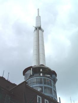 Emetteur (radio et télévision) de TDF (Télédiffusion De France) au sommet du Puy de Dôme (1465 m). Hauteur de la tour 89 m. Année de mise en service 1956. (63-Puy de Dôme - Auvergne - France)