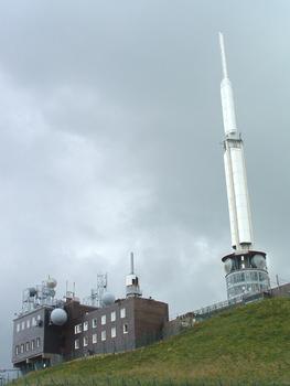 Emetteur (radio et télévision) de TDF (Télédiffusion De France) au sommet du Puy de Dôme(1465 m). Hauteur de la tour 89 m. Année de mise en service 1956. (63-Puy de Dôme - Auvergne - France)