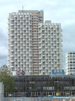 Rennes: L'Eperon, immeuble d'habitation au centre ville construit en 1975. Il composé de 2 niveaux de parking, 1RdC haut,30 étages, 2 niveaux techniques. (Architecte A.Arretch). Hauteur de l'immeuble 98,5 m. (La pointe de l'antenne est a 105,0 m)