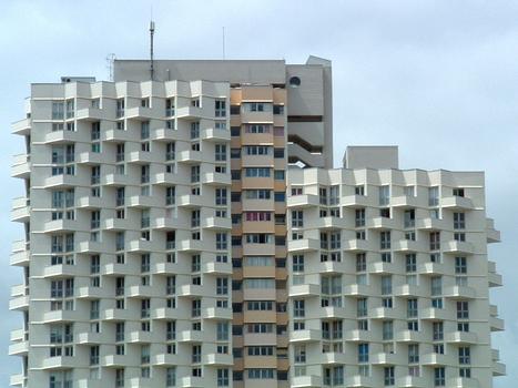 Rennes: L'Eperon, immeuble d'habitation de 26 et 30 étages. Hauteur maxi de l'immeuble 98,5 m. Hauteur à la pointe de l'antenne: 105,0 m