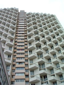 Rennes: Façade Est de l'Eperon, immeuble d'habitation construit en 1975. L'immeuble a 35 niveaux: 2 niveaux de parking, 1 RdC haut, 30 étages côté Sud ou 26 étages côté Nord, 2 niveaux techniques. Hauteur maxi de l'immeuble: 98,5 m. Hauteur à la pointe de l'antenne: 105,0 m