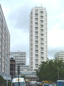 Rennes: façade sud de l'Eperon, immeuble d'habitation de 35 niveaux (2 niveaux de parking, 1 RdC haut, 30 étages, 2 niveaux techniques). Construit en 1975 - Architecte Arretch - Hauteur de l'immeuble 98,5 m. (105,0 m à la pointe de l'antenne)