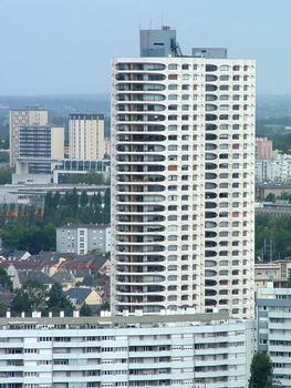 Rennes: Les Horizons I et II sont deux immeubles d'habitation accollés de 240 logements chacun. La tour Horizon I a une hauteur de 99,5 m (104 m à la pointe de l'antenne). Elle est composée de 35 niveaux dont 1 RdC, 2 Entre-sols, 30 étages standart et 2 étages techniques. La tour Horizon II fait 96,0 m de hauteur et n'a qu'un seul étage technique