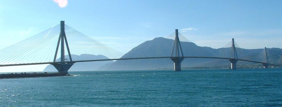 Pont autoroutier Harilaos Trikoupis à Rion (Grèce)