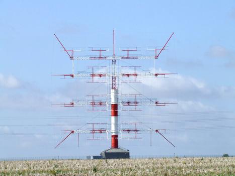 Emetteurs ondes courtes de TDF pour Radio France International à Saint Aoustrille à 5 km à l'ouest d'issoudun. 12 antennes orientables d'une hauteur de 80 m