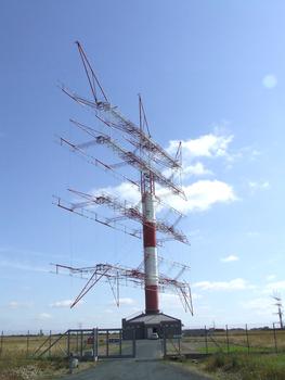 Emetteurs ondes courtes de TDF pour Radio France International à Saint Aoustrille à 5 km à l'ouest d'issoudun. 12 antennes orientables d'une hauteur de 80 m