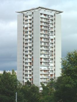 Saint Brieuc (22-Bretagne): La «Tour Armor» achevée en 1966 et construite selons les plans des architectes Deniel, Legrand & Robinel. Composé de 78 logements et de 22 niveaux dont 1 sous-sol, 1 RdC, 18 étages standart,1 attique et 1 étage technique, cet immeuble a une hauteur de 57 m