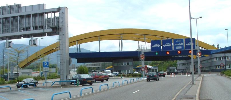 Poste frontalier franco-suisse. Suisse: Autoroute A1, commune de Bardonnex. France: Autoroute A401, commune de St Julien en Gennevois