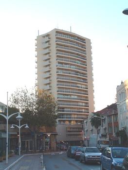«Tour Vadon», immeuble d'habitation de grand standing et d'une hauteur de 53 m, à Saint Raphaël