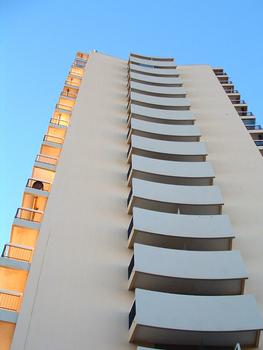 «Tour Vadon», immeuble d'habitation de grand standing et d'une hauteur de 53 m, à Saint Raphaël