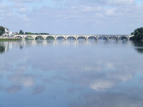 Saumur: pont principal sur la Loire