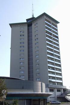 Strasbourg: Tour Schwab, immeuble d'habitation composé: RdC - ES - 15 étages standard - 1 étage spécial - 1 étage technique soit 19 niveaux aériens hors du sol. Hauteur hors du sol: 54 m. Hauteur à la pointe de l'antenne: 70 m
