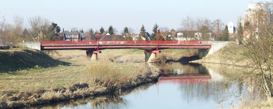 Le pont de la route départementale D13 sur la rivière l'Ill à Sundhoffen (68)