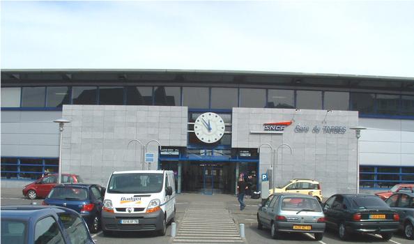 Façade principale de la gare SNCF de Tarbes (65 - Hautes-Pyrénées)
