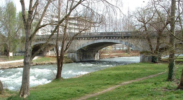 Tarbes: Pont routier de l'Avenue de la Marne sur la rivière Adour