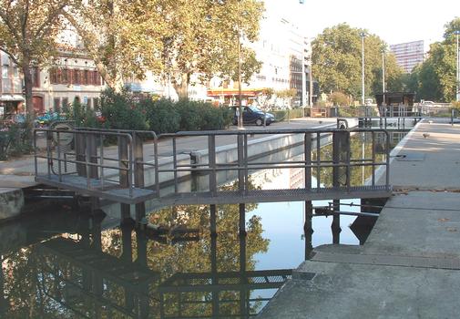 Canal du MidiLock at the railway station in Toulouse