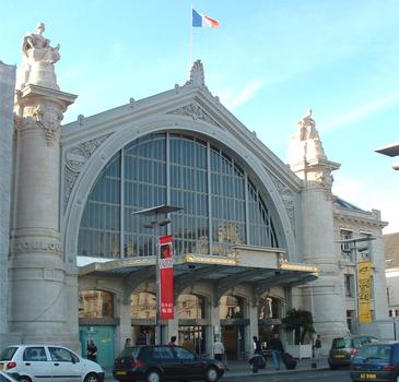 Façade principale extérieure de la gare SNCF de Tours