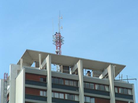 Tours: Immeuble d'habitation Tulasne. 24 niveaux (dont 22 destinés à l'habitation). Hauteur du bâtiment: 66,2 m. Hauteur total avec mat et antennes (FM&GSM): 81,5 m