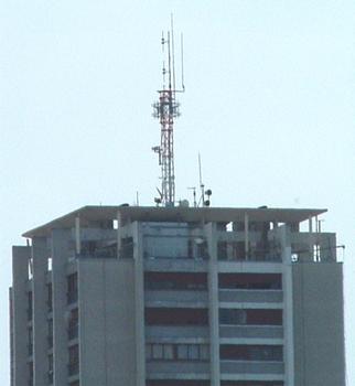Tours: Immeuble d'habitation Tulasne. 24 niveaux (dont 22 destinés à l'habitation). Hauteur du bâtiment: 66,2 m. Hauteur total avec mat et antennes (FM&GSM): 81,5 m