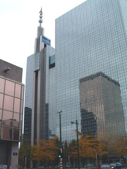 Tours Belgacom à Bruxelles : Affectation: bureaux. Achevée en 1996. Hauteur des 2 bâtiments: 102 m. Hauteur au sommet de l'antenne: 134 m