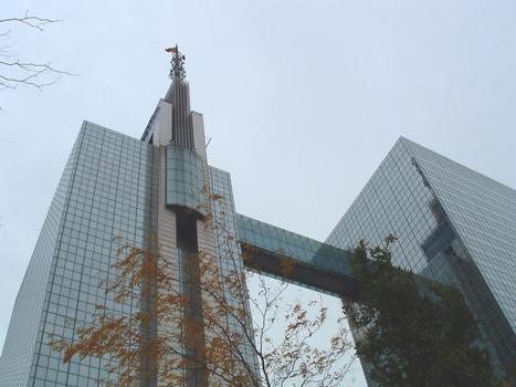 Tours Belgacom à Bruxelles:Affectation: bureaux. Achevée en 1996. Hauteur des 2 bâtiments: 102 m. Hauteur au sommet de l'antenne: 134 m