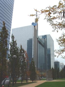 Tours Belgacom à Bruxelles:Affectation: bureaux. Achevée en 1996. Hauteur des 2 bâtiments: 102 m. Hauteur au sommet de l'antenne: 134 m