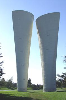 Valence (26- Drôme): Les chateaux d'eau de Philolaos Tloupas (1969). hauteurs: 52 et 57 m