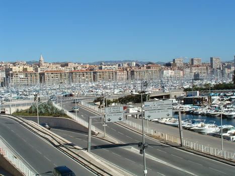 Einfahrt zum Tunnel am alten Hafen in Marseille