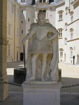 Château Henry IV Pau (64) Statue du Roy Henry sous le portique dit de Napoléon III