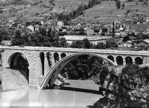 Arlod: Pont sur le Rhône reliant l'Ain et la Haute Savoie à bois d'Arlod (Bellegarde)