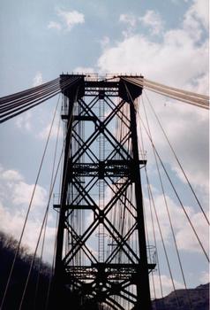 Pont de CassagneDétail passage câbles sur pylône