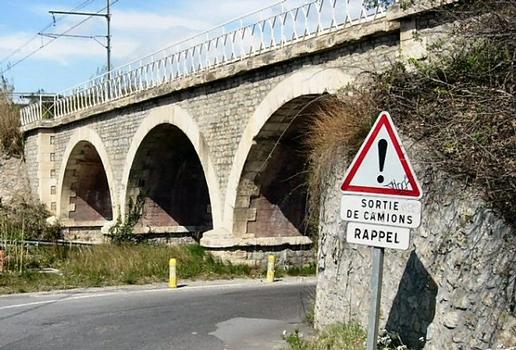 Ligne de Perpignan à Villefranche: Pont sur la vieille Basse côté amont. L'ouvrage sera doublé par la voie 1 TGV de ce côté