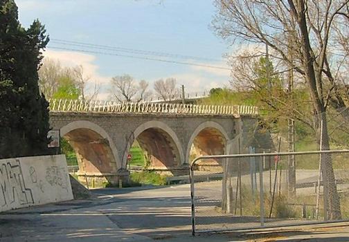 Ligne de Perpignan à Villefranche: Pont sur la vieille Basse côté aval. Cette partie de l'ouvrage sera conservée après construction de la voie 2 TGV